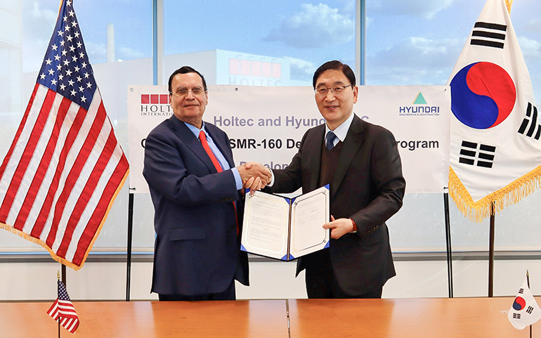 Hyundai E&C President Yoon Young-joon (right) and Holtech International CEO & President Dr. Kris Singh (left) are attending the ceremony for the start of the development and commercialization of the SMR-160